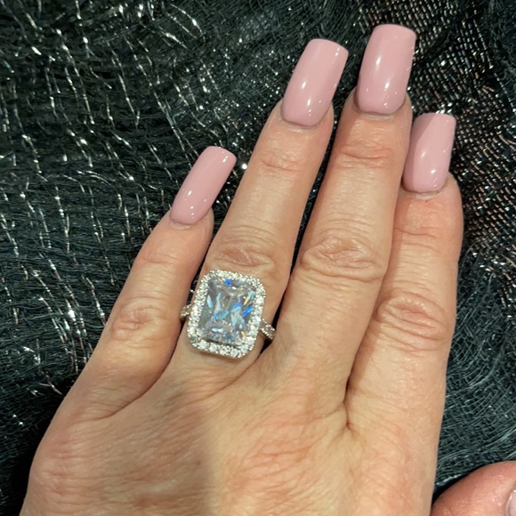 Large Sterling silver Cubic Zerconia ring. - Picture 5 of 8